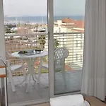 Universal & Homes מלון 3*