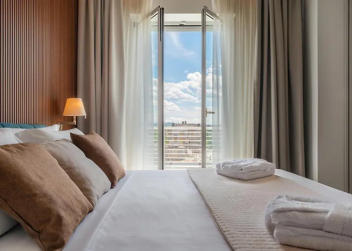 Universal Hotel & Homes فندق