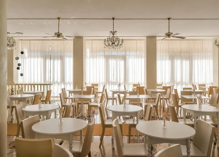 Universal Hotel & Homes 3*