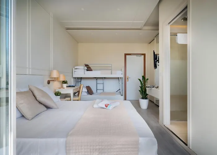 Universal Hotel & Homes