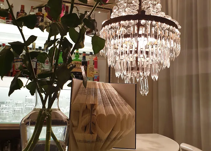 Universal Hotel & Homes