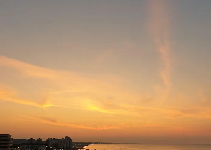 فندق Universal Hotel & Homes 3*